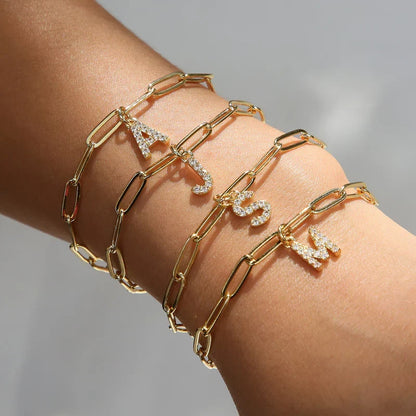 Minimalistische armband met letterbedel | Goud