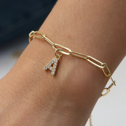 Minimalistische armband met letterbedel | Goud