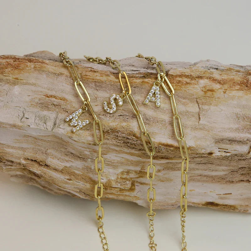 Minimalistische armband met letterbedel | Goud
