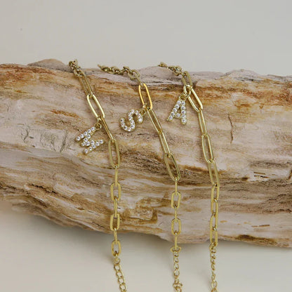 Minimalistische armband met letterbedel | Goud