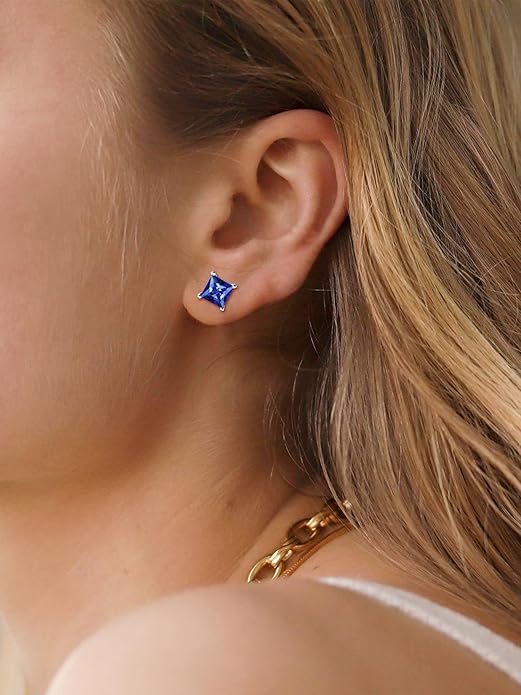 Minimalistische oorstekers met prinsesgeslepen saffier | Witgoud