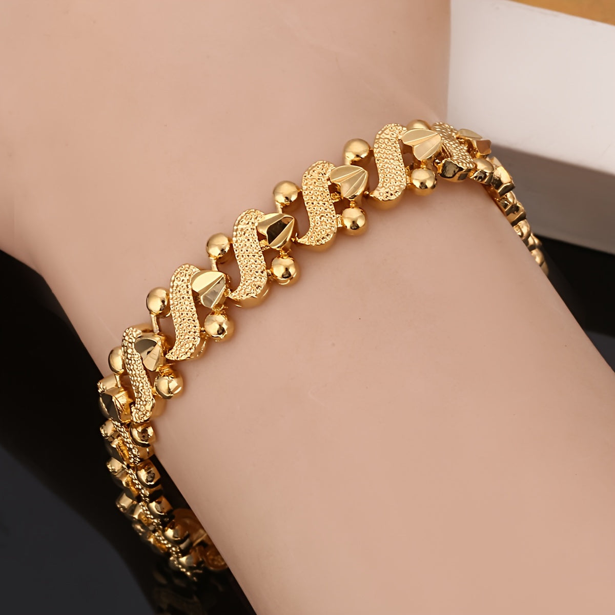 Lily armband met sierlijk golfmotief | Goud