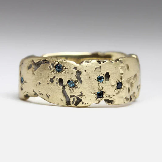 Gesmede gouden ring in antieke stijl met ingelegd blauw kristal | Goud