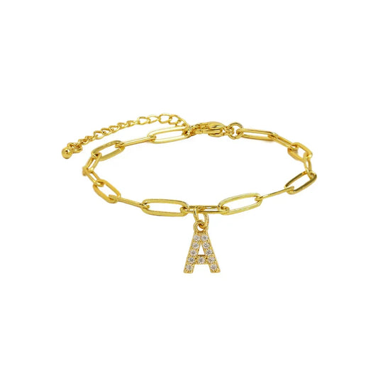 Minimalistische armband met letterbedel | Goud