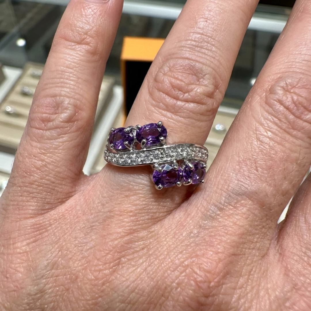 Lavendelkleurige ring met vloeiende lijnen | Witgoud