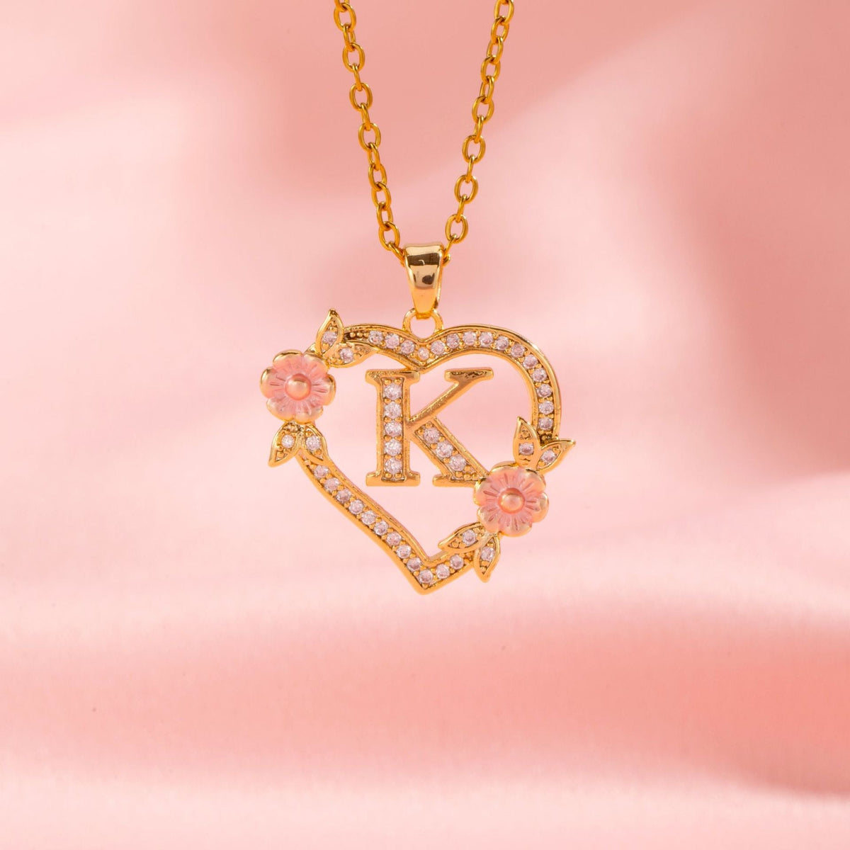 Ketting met initiaal en bloemenbedel | Goud