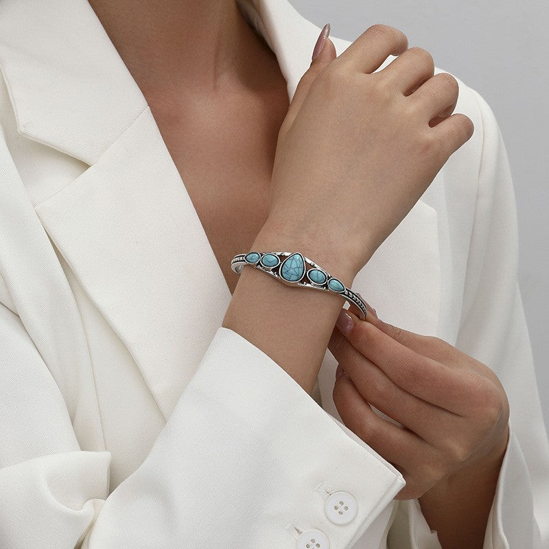 Open armband met turkooizen druppel | Witgoud