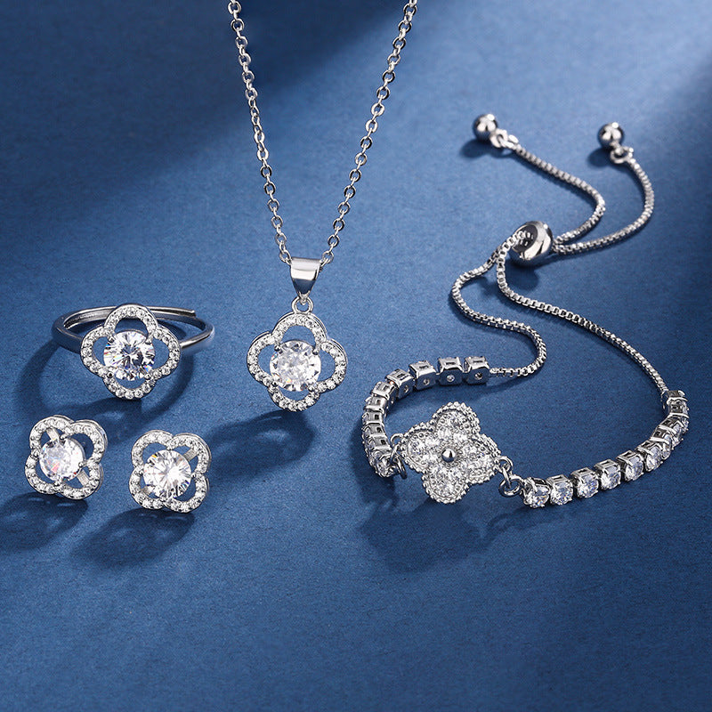 Aria set met klaverbedel | Witgoud