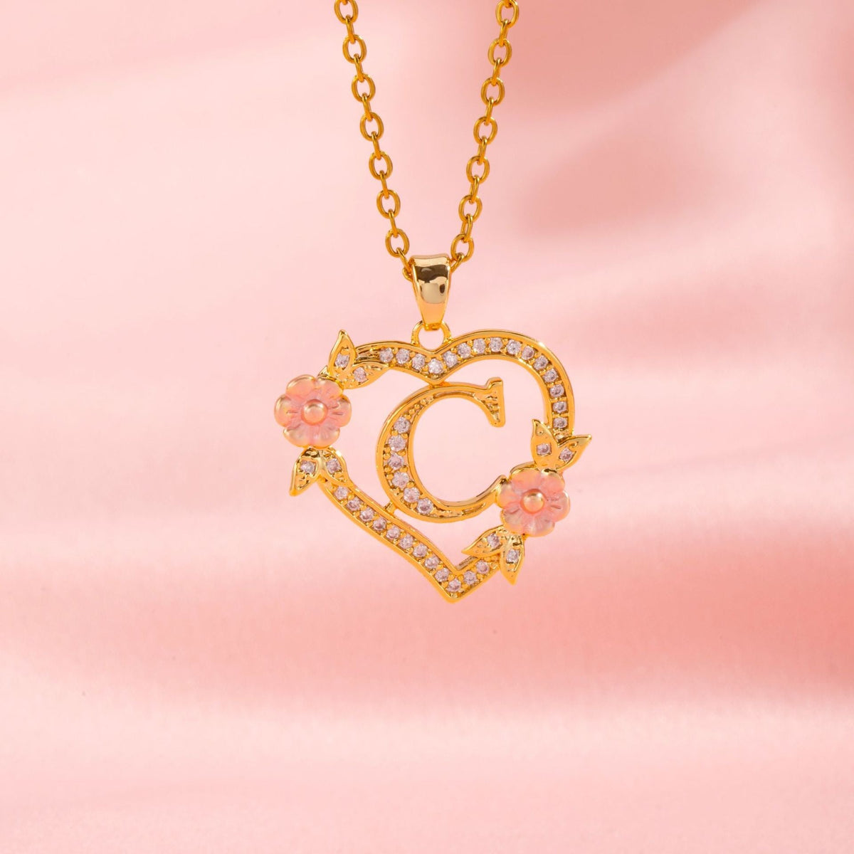 Ketting met initiaal en bloemenbedel | Goud