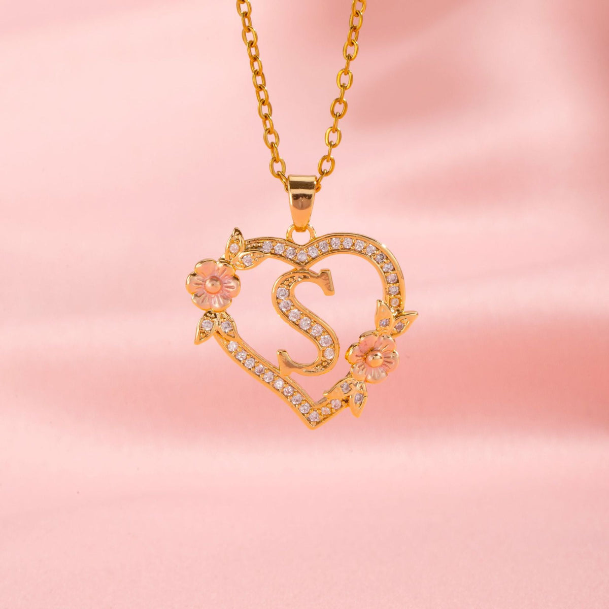 Ketting met initiaal en bloemenbedel | Goud