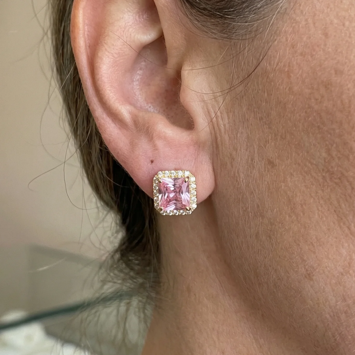 Oorstekers met roze saffier en pavézetting | Goud