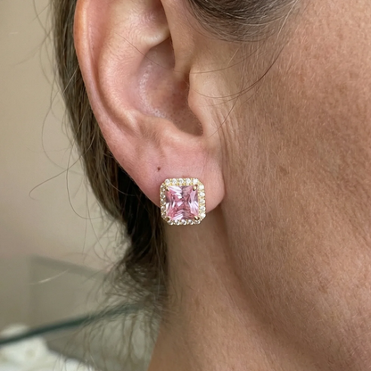 Oorstekers met roze saffier en pavézetting | Goud