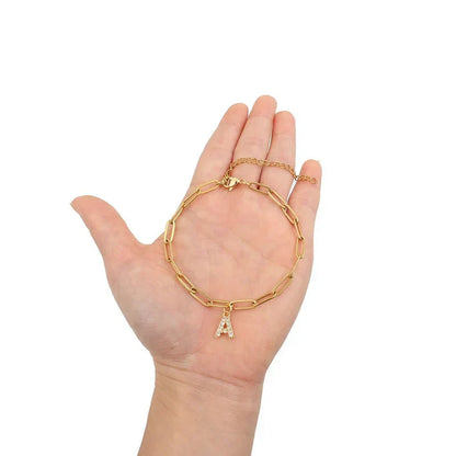Minimalistische armband met letterbedel | Goud