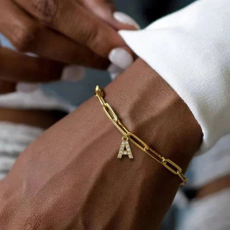 Minimalistische armband met letterbedel | Goud