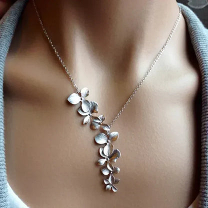 Ketting met zilveren bloemblaadjesbedel | Witgoud