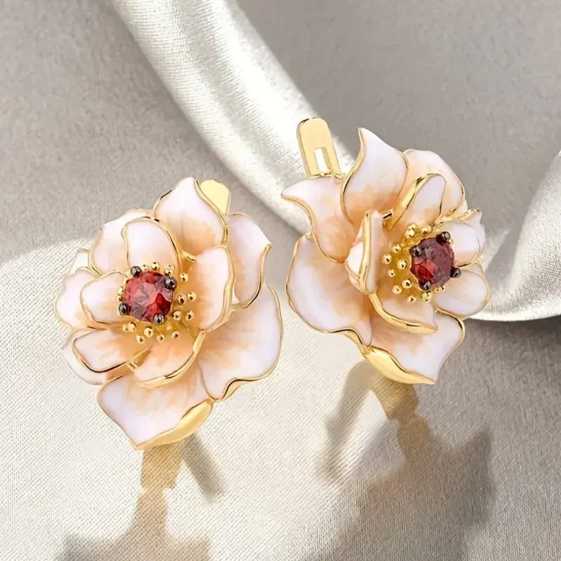Witte bloemenoorbellen met rode zirkonia | Goud