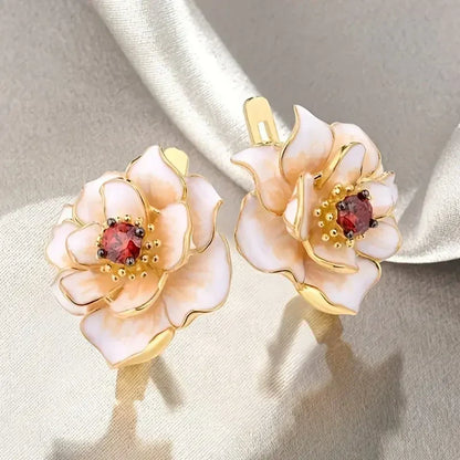 Witte bloemenoorbellen met rode zirkonia | Goud
