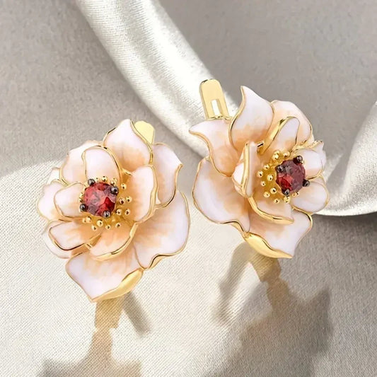 Witte bloemenoorbellen met rode zirkonia | Goud