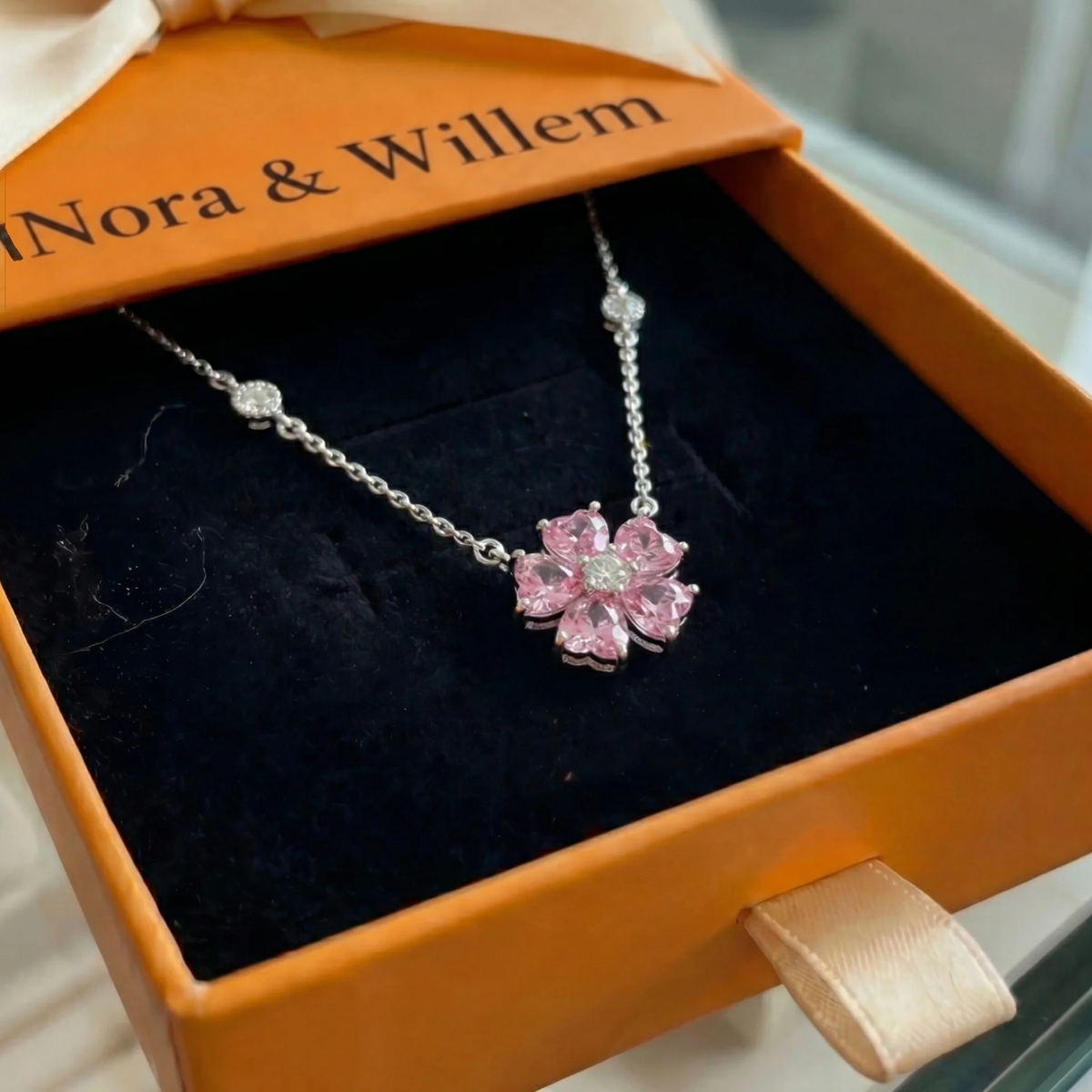Petalglow ketting met bloemenhanger | Witgoud