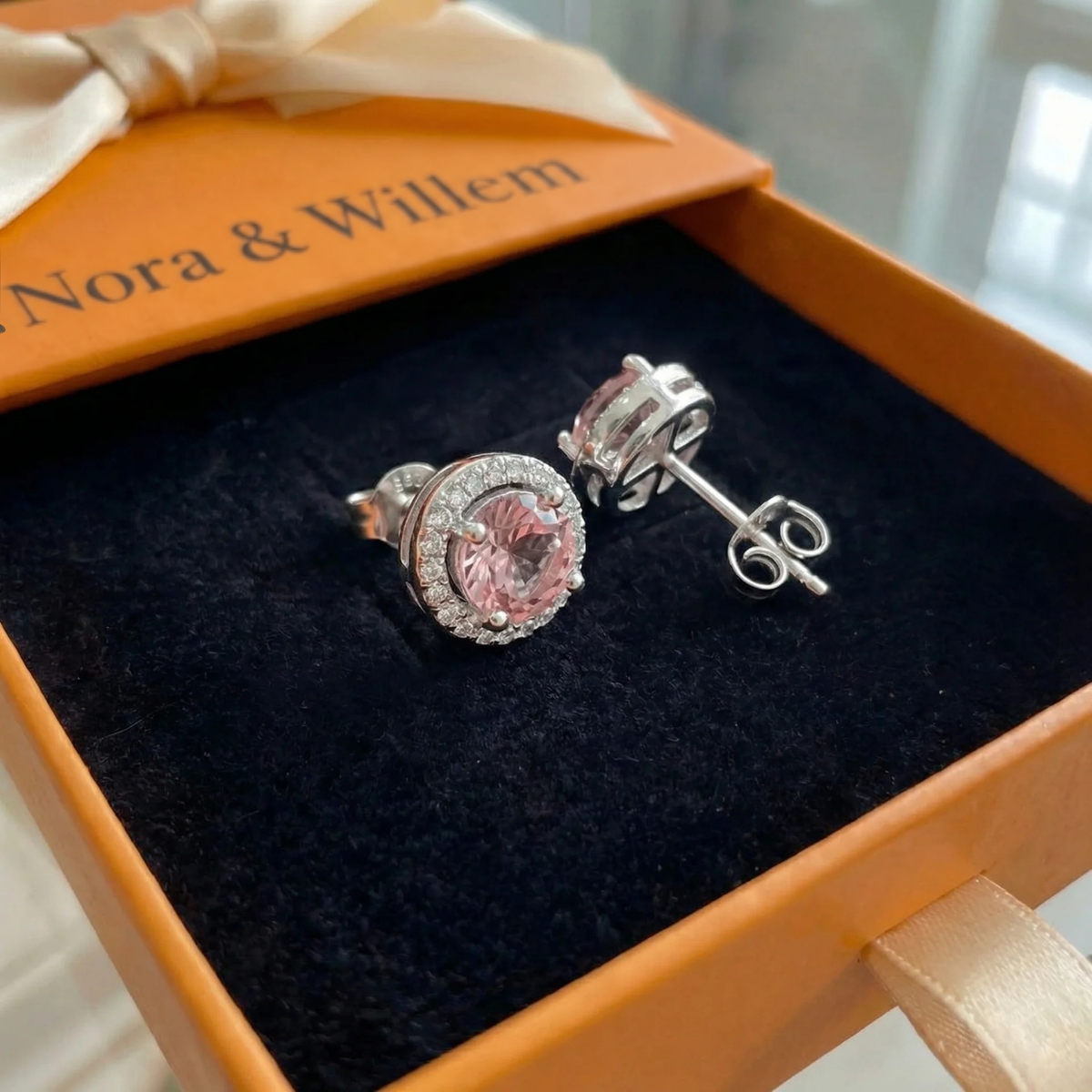 Roze ronde oorstekers met pavézetting | Witgoud