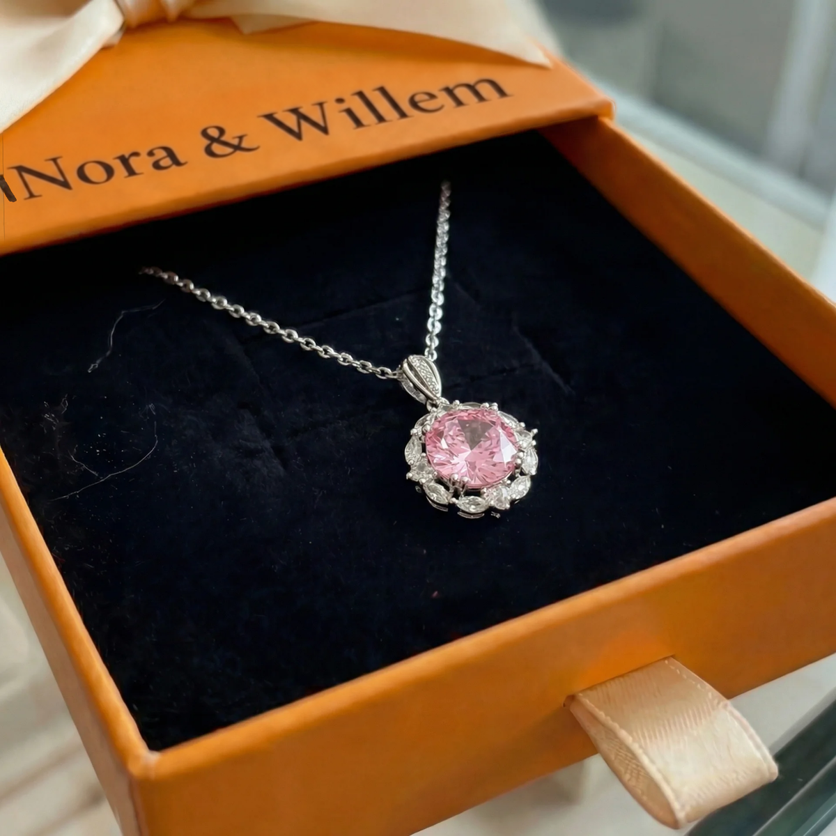 Roze lotusketting met halo | Witgoud